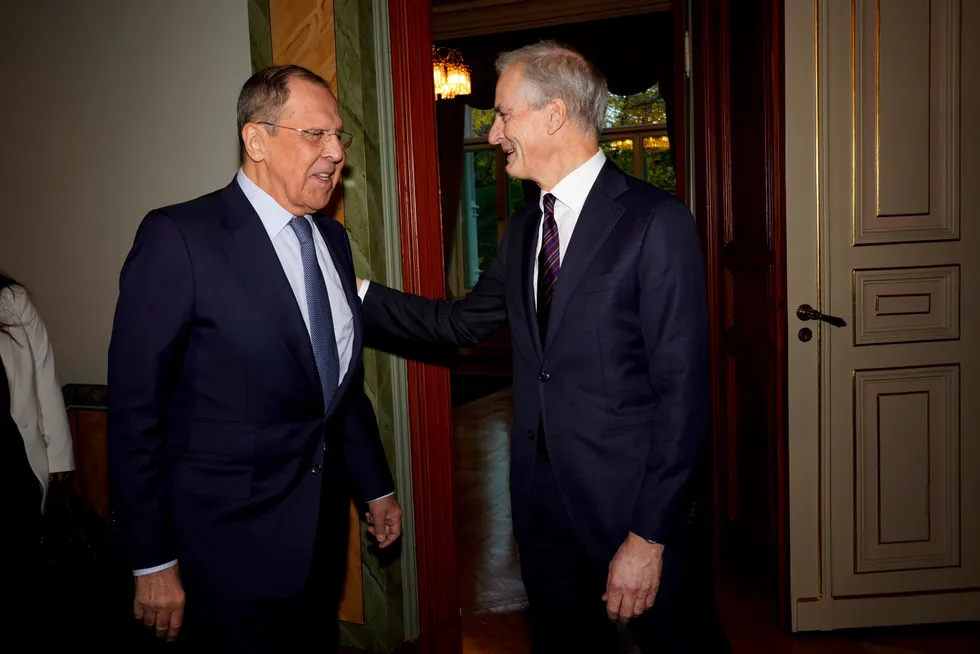 Statsminister Jonas Gahr Støre tar imot Russlands utenriksminister Sergej Lavrov i en høflighetsvisitt i regjeringens representasjonsanlegg i Oslo.