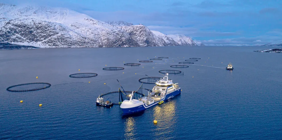 Brønnbåten «RO Fortune» som eies av Rostein AS hos oppdrettsanlegget Lerøy Årøya i Lyngenfjorden.