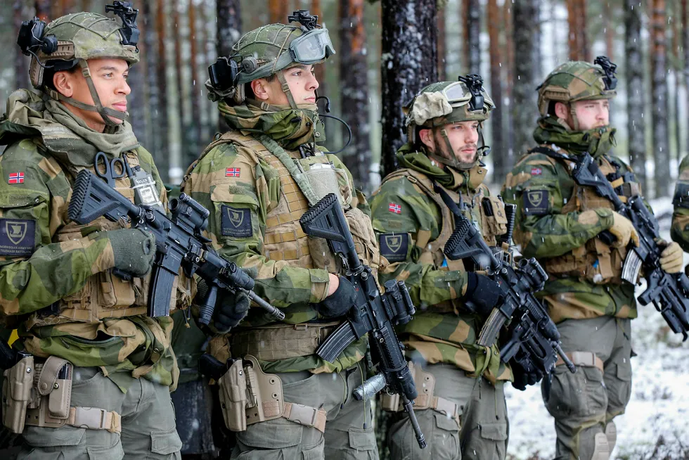 Norske soldater i kamuflasjeuniform og med våpen på øvingsfeltet ved Rena militærleir.