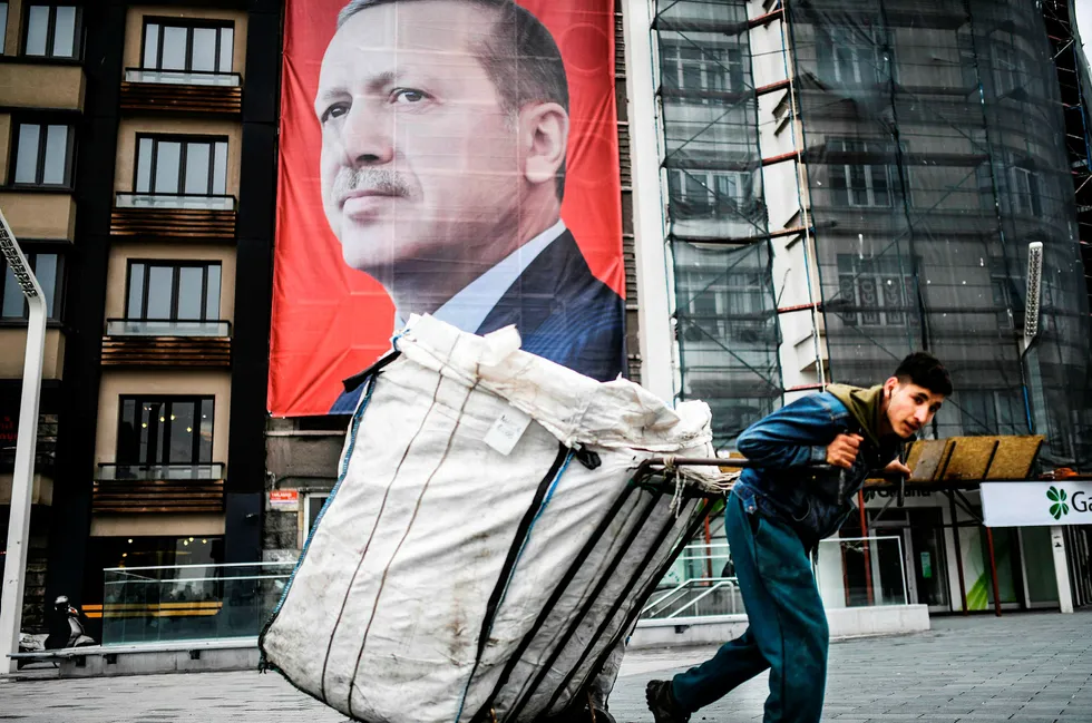 Den absurde krisen som fulgte av at Nederland nektet den tyrkiske utenriksministeren innreise i landet, har overskygget det som faktisk står på spill med grunnlovsendringene tyrkerne skal stemme over, skriver artikkelforfatteren. Her en plakat av president Recep Tayyip Erdogan på Taksimplassen i Istanbul. Foto: Bulent Kilic/AFP/NTB scanpix