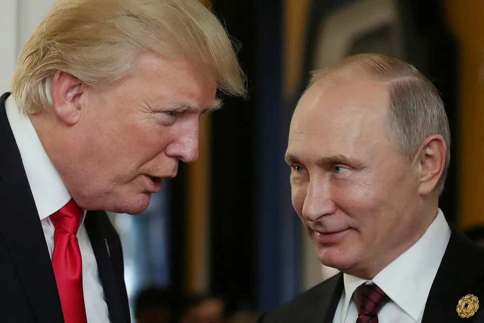 Donald Trump og Vladimir Putin møtes i Helsinki i dag. På bildet hilser de på hverandre under et Apec-møte i november i fjor. Foto: Mikhail Klimentyev/AFP/NTB Scanpix