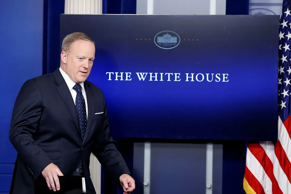 Det hvite hus' pressetalsmann Sean Spicer er igjen tilbake i manesjen etter åtte dagers fravær. Tirsdag ble kan konfrontert med spørsmål rundt sin egen fremtid i Trumps kommunikasjonsstab. Foto: Alex Brandon/AP Photo/NTB Scanpix.