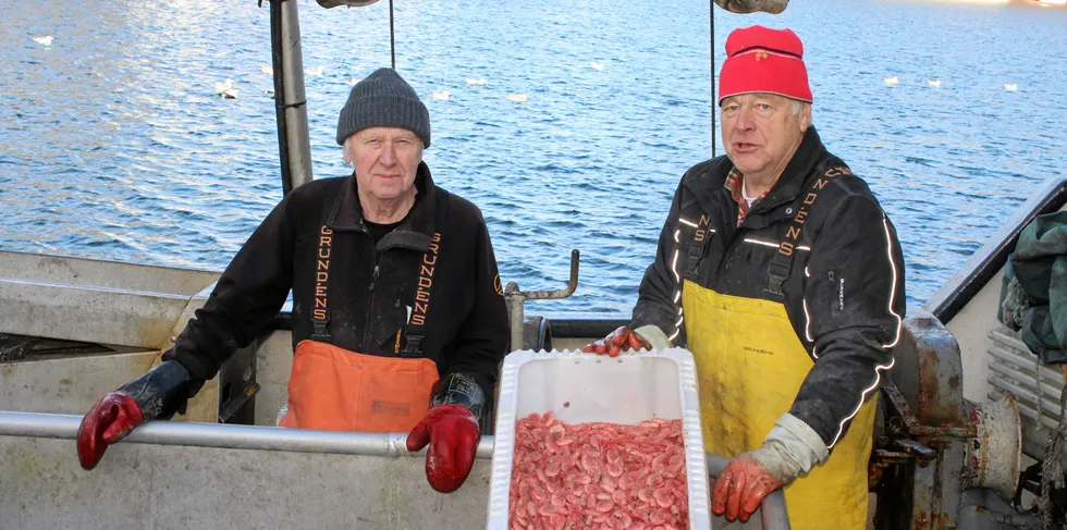 Vi er fornøyd med en liten daglønn på rekefisket, sier Terje Lunde (t.v.) Atle Lunde til høyre på «Ternen» av Mandal.