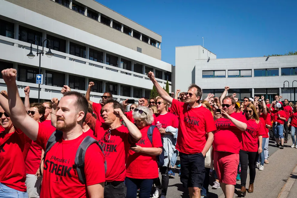NRK-journalistene demonstrerer mot streikebryteri på Marienlyst under streiken i mai. Foto: Heiko Junge / NTB scanpix