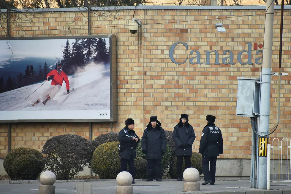 Forholdet mellom Kina og Canada er ikke det beste for øyeblikket. På bildet står kinesisk politi vakt utenfor Canadas ambassade i Beijing.