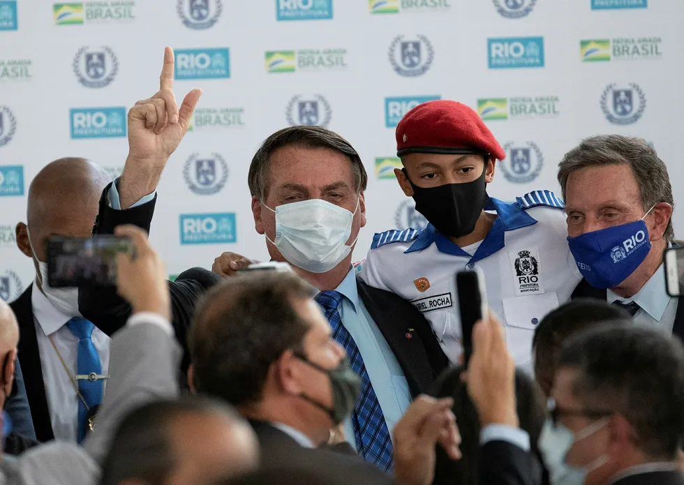 Brasils president Jair Bolsonaro har blitt presset til å bruke maske. Her fra åpningen av en militærskole i Rio de Janeiro rett før helgen.