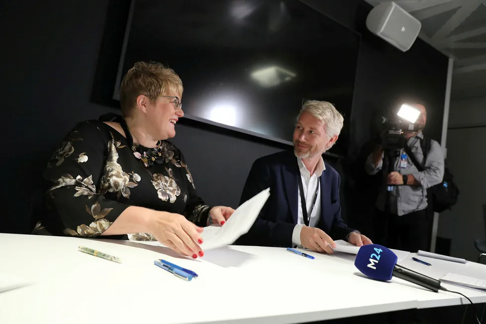 Kulturminister Trine Skei Grande og TV 2-sjef Olav Sandnes signerer avtalen om kommersiell allmennkringkasting, som kan gi TV 2 inntil 135 millioner kroner årlig.