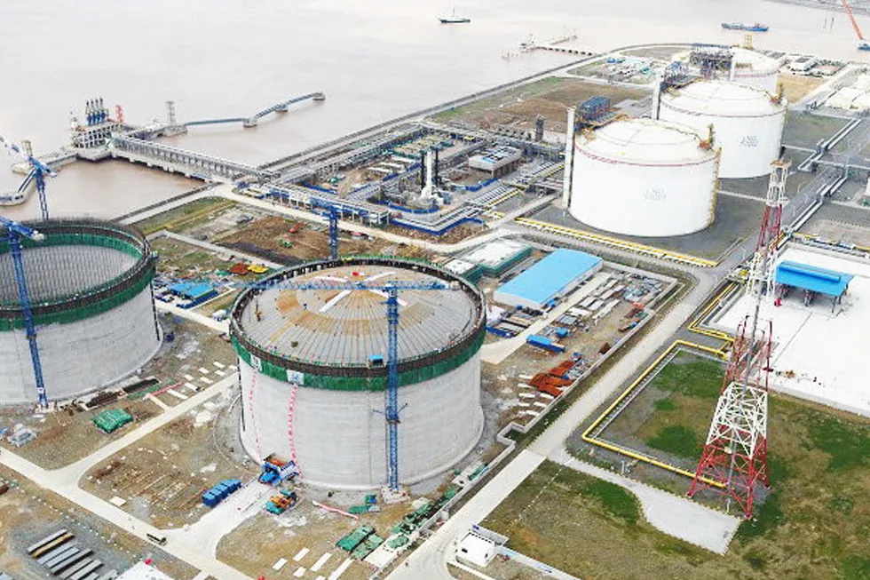 Maintaining normal operations: the Yangshan LNG terminal is working under closed-off management
