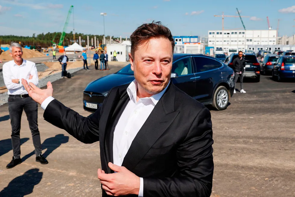 Tesla-sjef på Tesla-fabrikk i Tyskland.