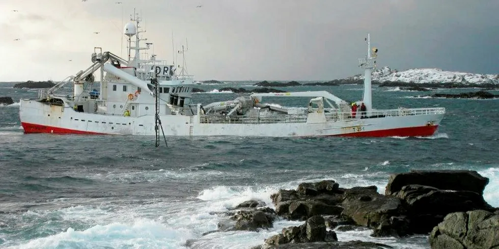 VÆRØY: Trangt og vanskelig når større fiskebåter skal inn til havna i Værøy for å levere fangst til Lofoten Viking. «Frantsen Junior» på vei inn.