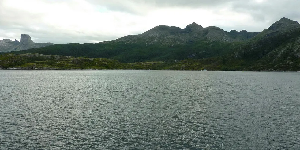 Lokaliteten Hallsteinhamn 1 i Mistfjorden ved Kjerringøy i Bodø kommune. Fôrflåten kan skimtes til høyre. Steigtinden reiser seg til venstre.