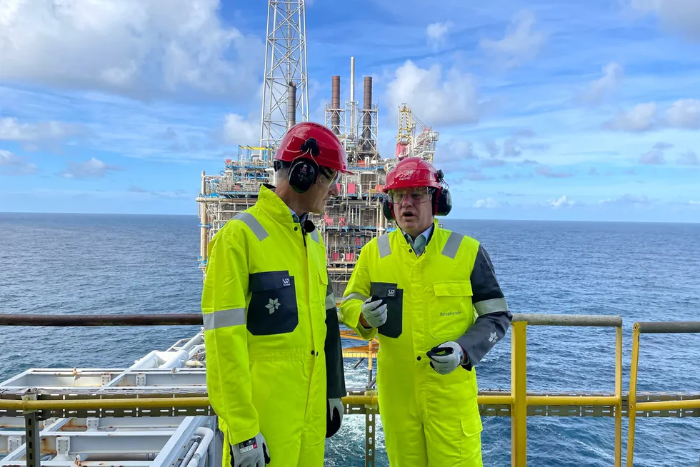 Statsminister Jonas Gahr Støre og Equinor-sjef Anders Opedal besøkte Sleipner A-plattformen i Nordsjøen lørdag.