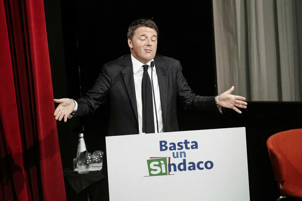 Italias statsminister Matteo Renzi går etter all sannsynlighet av hvis han taper folkeavstemningen om vel to uker. Foto: Giuseppe Lami/Ap/NTB Scanpix
