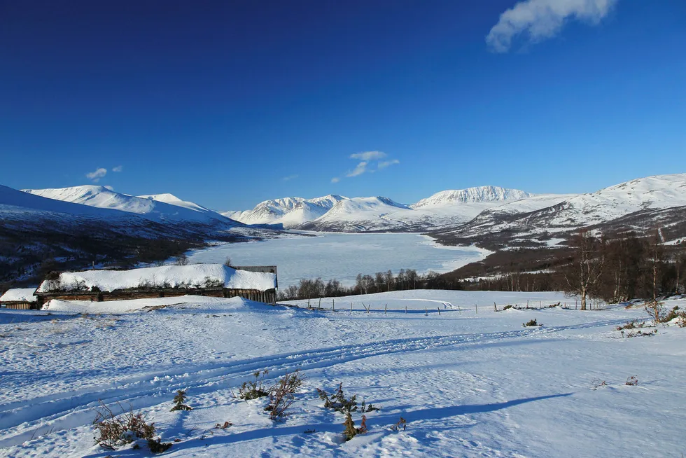 Siden 70-tallet har noen av Midt-Norges mest populære langrennsløyper blitt kjørt langs vannet i Gjevilvassdalen. Nå ønsker fem grunneiere å brøyte bort hele løypen. Foto: Ove Karlsvik