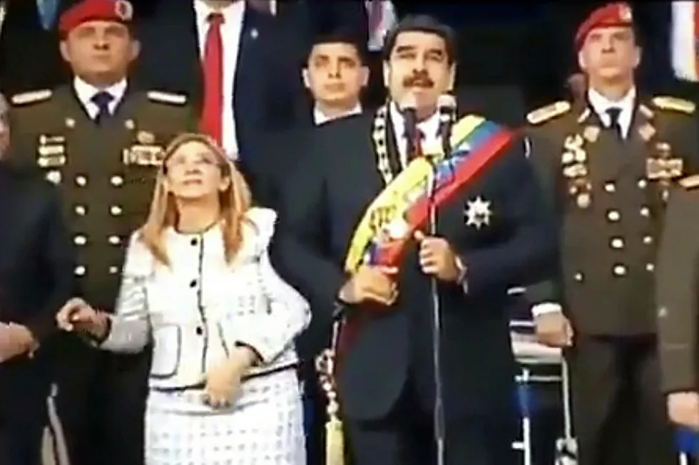 Under en direktesendt tale fra Nicolás Maduro, stopper den venezuelanske presidenten, ser opp i taket, før sendingen blir avbrutt. Venezuelanske myndigheter hevder presidenten ble forsøkt drept i et droneangrep. Dette er et skjermbilde av TV-sendingen. Foto: HO / AFP PHOTO / NTB Scanpix