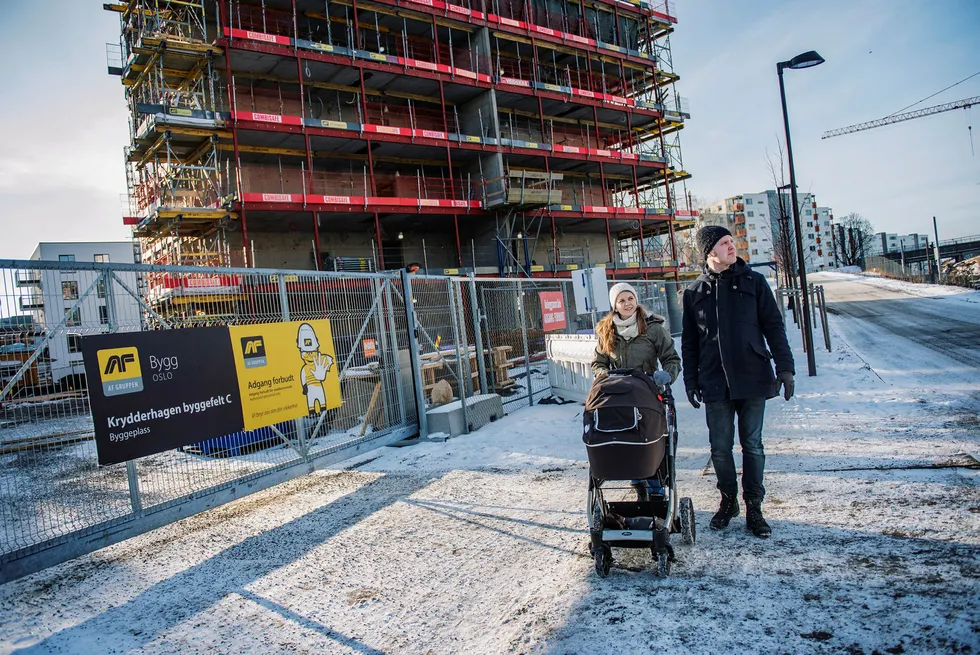 Magnus og Kari Solhjell titter på utbyggingen av Krydderhagen boligprosjekt. – Vi bor i nærheten. Det virker som et godt prosjekt med mye grøntareal og luft rundt, det liker vi, sier Magnus Solhjell. Foto: Fartein Rudjord