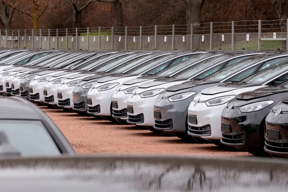 Elektriske biler fra Volkswagen ved fabrikken i Zwickau, øst i Tyskland. Men tyskerne nekter å gi opp fosilbilene.