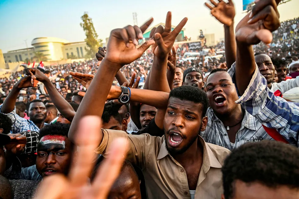 TOPSHOT - Sudanese protesters chant slogans as they gather for a "million-strong" march outside the army headquarters in the capital Khartoum on April 25, 2019. - Sudanese protesters began gathering for a "million-strong" march to turn up the heat on the ruling military council after three of its members resigned following talks on handing over power. (Photo by OZAN KOSE / AFP) ---