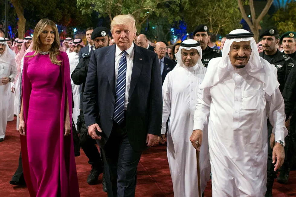 USAs førstedame, Melania Trump, hennes ektemann, president donald Trump og Saudi Arabias konge Salman bin Abdulaziz al-Saud i mottagelse før en bankettmiddag i Murabba-palasset i Riyadh. Foto: BANDAR AL-JALOUD/SAudi Royal Palace/AFP Photo/NTB Scanpix.