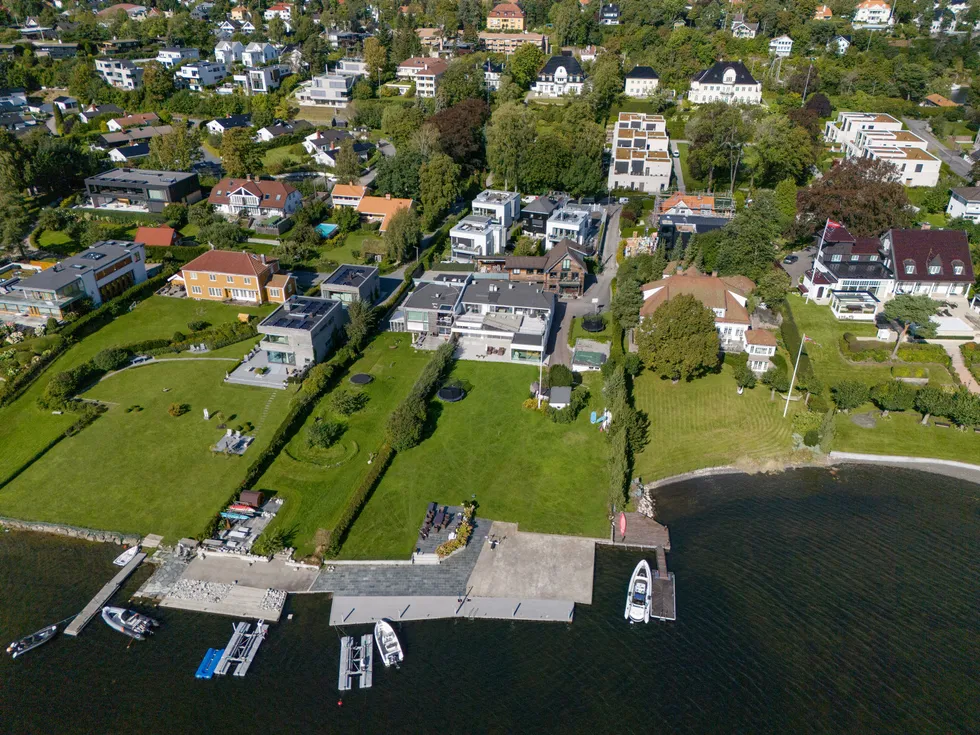 Naboene Kjetil André Aamodt og Terje Håkonsen vurderer nå å selge hele eller deler av strandeiendommen med stor brygge midt i bildet. Eiendommen ligger i Admiral Børresens vei på Bygdøy i Oslo. Lengst til høyre i bildet ligger eiendommen som Ferd-arving Katharina Andresen betalte 585 millioner kroner for.