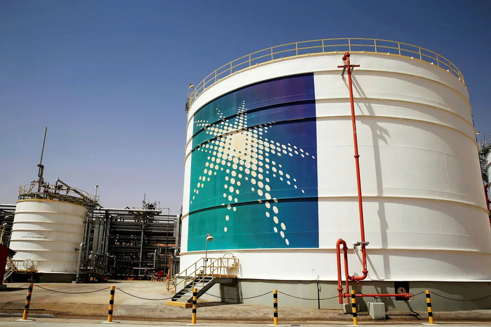 Saudi-Arabia har stengt ned oljeproduksjon tilsvarende 5,7 millioner fat olje. Det utgjør syv prosent av den globale produksjonen av råolje. Her fra produksjonsanlegget ved Saudi Aramcos Shaybah, Saudi Arabia.