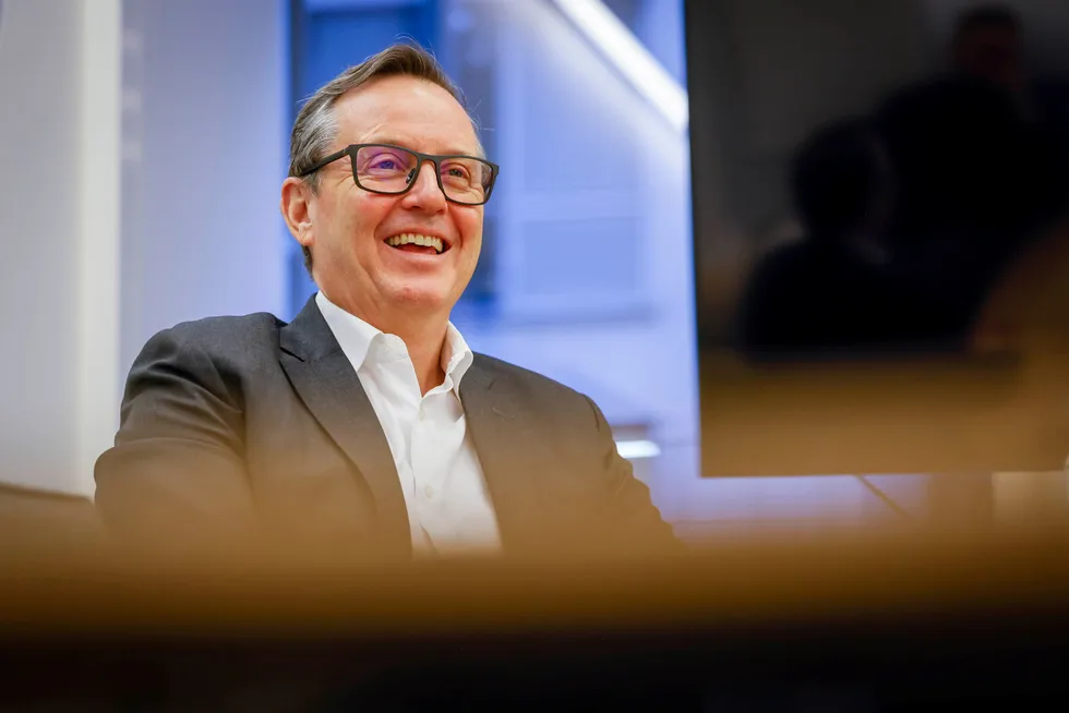 Sjef for Danske Bank i Norge, Erlend Angelfoss, lekker boliglånskunder før flyttingen av kundene til Nordea på slutten av året.