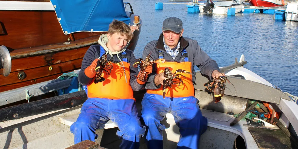 – Det er bare de to-tre første trekkene som gir en del hummer, sier Erling Kristensen fra Korshamn i Lyngdal, her sammen med Ludvig Lausund (12), som trives med hummerfiske i høstferien.