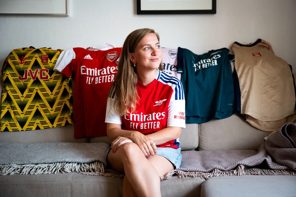 Therese Togstad Berg samler på Arsenal-drakter, og har godt over 50 stykker. I fjor var hun åtte ganger i England for å se favorittlaget spille.