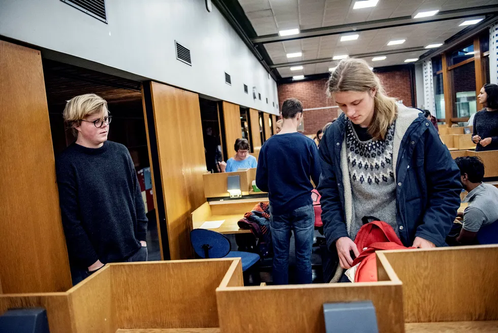 Morten Håvarstein (20, til venstre) og Ole Kvadsheim (22) synes flere eksamener kunne ha vært digitale, men at det er ok med penn og papir i økonomi- og matematikkfag. Foto: Fartein Rudjord