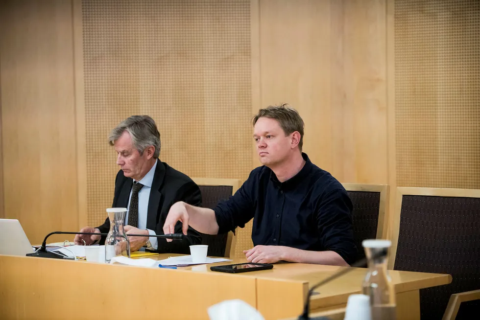 Henrik Huseby og advokat Per Harald Gjerstad i Oslo tingrett, da Huseby vant over teknologigiganten i et spørsmål om reparasjon av mobilskjermer. Nå har Apple vunnet frem i lagmannsretten.