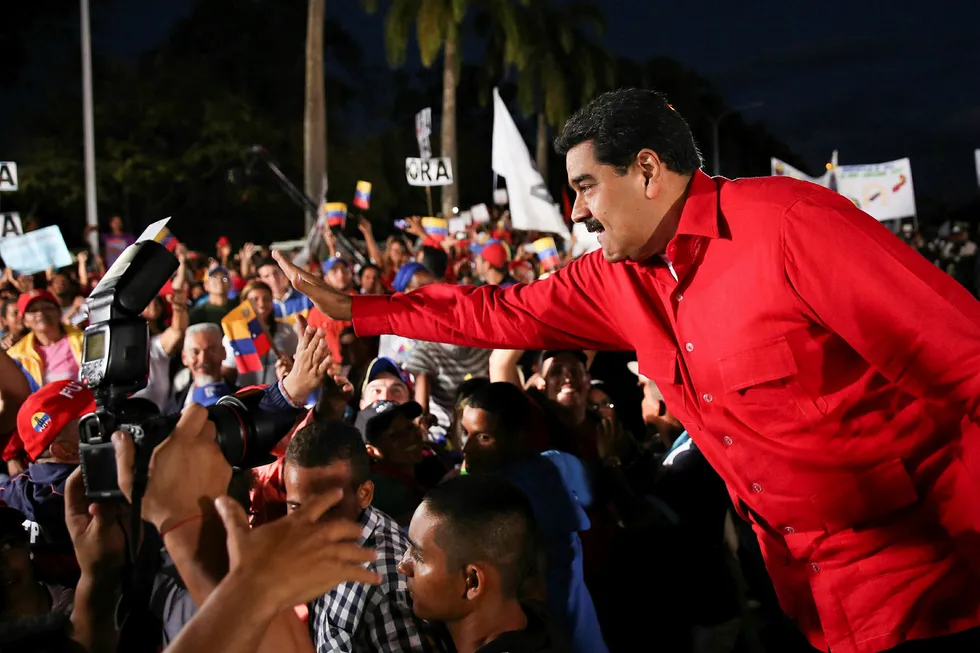 Venezuelas president Nicolás Maduro går til drastiske skritt. På bildet hilser han på tilhengere på et politisk arrangement tidligere i uken. Foto: Miraflores Palace/Reuters/NTB scanpix