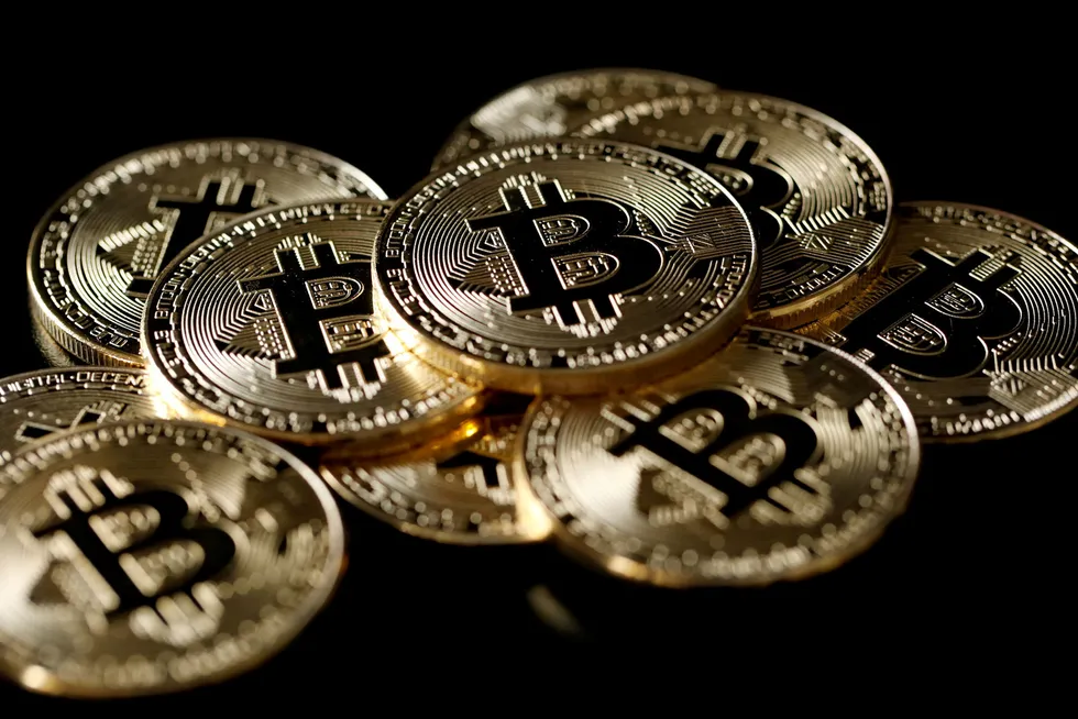 Verdien av kryptovalutaene bitcoin og ethereum falt kraftig fredag. Verdifallet for begge er på over 40 prosent siden toppen i november i fjor.