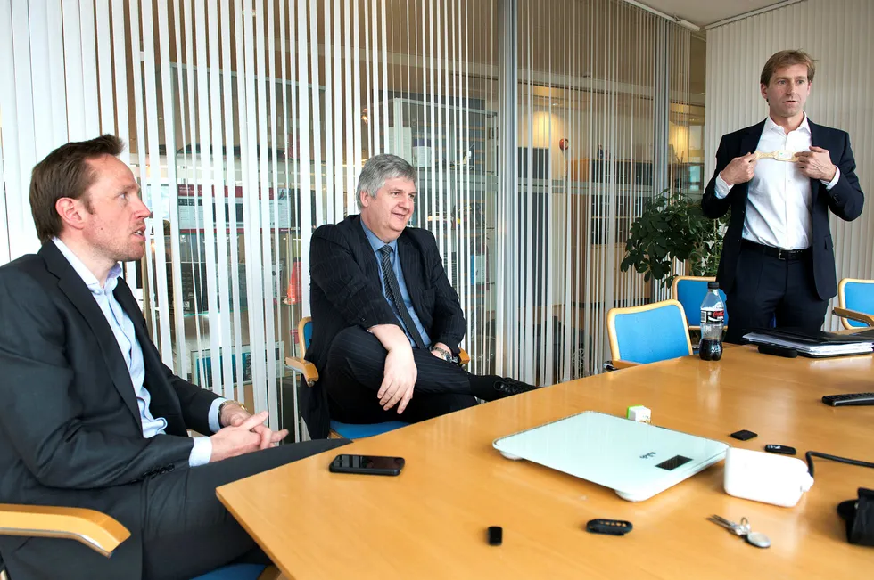 Nordic Semiconductor-sjef Svenn-Tore Larsen (i midten) sier handelskrigen rammer selskapet. Til venstre er Thomas Søderholm, sjef for forretningsutvikling. Til høyre er tidligere finansdirektør Robert Giori.