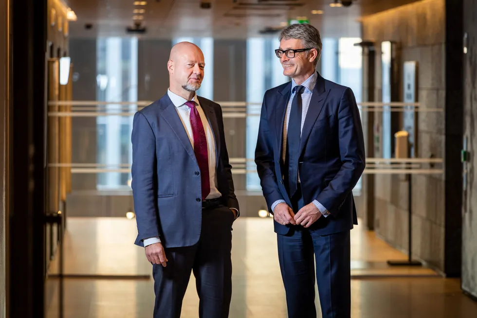 Yngve Slyngstad, til venstre, skal lede Røkkes kapitalforvaltning. Her sammen med Akers konsernsjef Øyvind Eriksen i Aker-hovedkvarteret.
