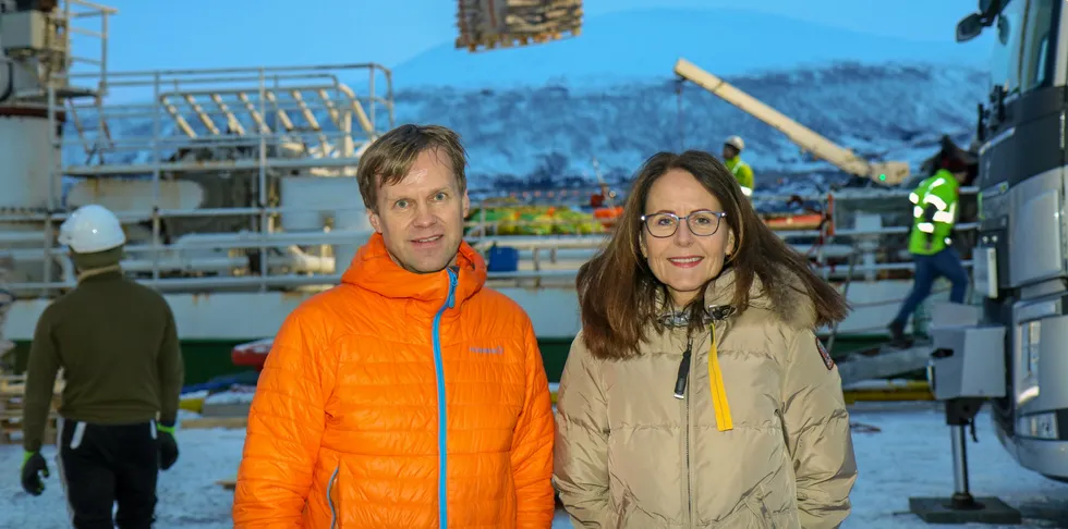 Fryselagerbransjen merker godt de høge strømprisene. Eirik Torbergsen, administerende direktør ved Tromsøterminalen, sammen med styreleder i terminalen, Lara Konradsdottir, på terminalkaia i Tromsø.