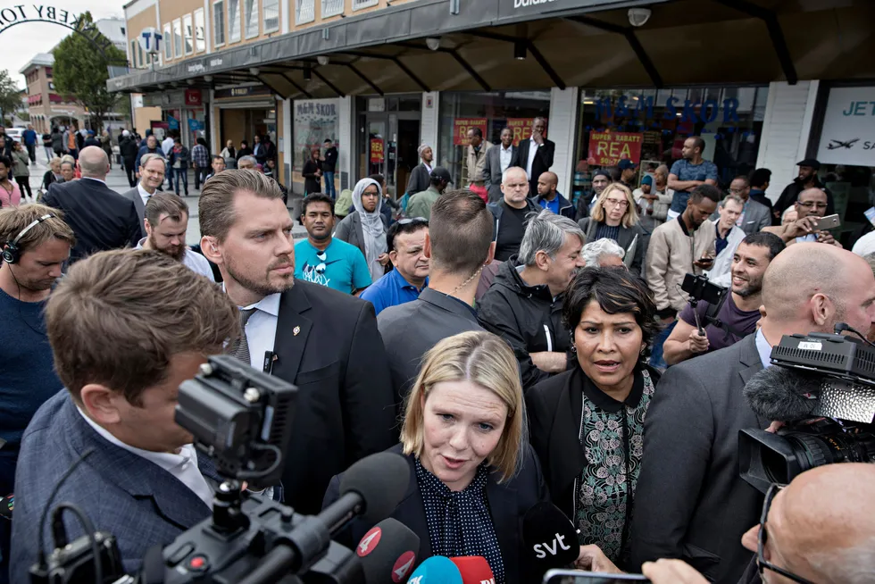 Slik så det ut da daværende innvandringsminister Sylvi Listhaug satte Rinkeby på hode i august 2017. Etter dette måtte Ap kaste om på sin valgstrategi om å ikke snakke om innvandring. Under årets valgkamp er Aps plan å ikke bite på provokasjoner fra Listhaug.
