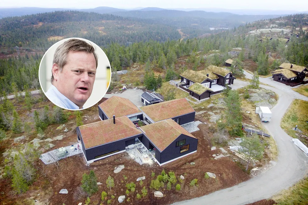 Wikborg Rein Advokatfirma har på vegne av Einar Aas tinglyst urådhetserklæringer over alle eiendommene til Einar Aas, blant annet dette hyttetunet i Nissedal i Telemark.