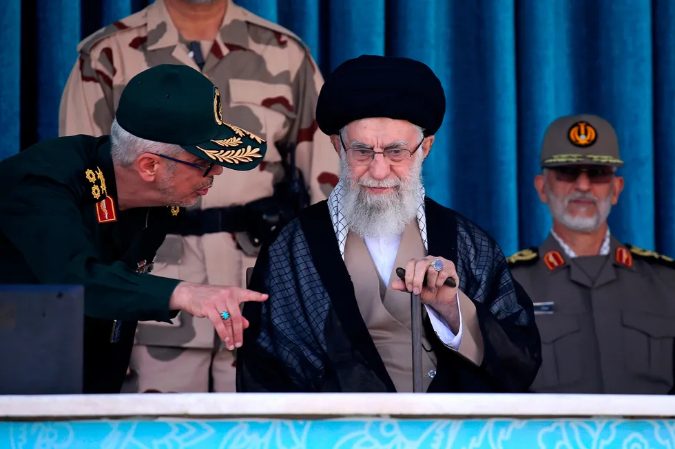 Ayatollah Ali Khamenei anklager USA og Israel for å stå bak protestene som kan true det iranske regimet.