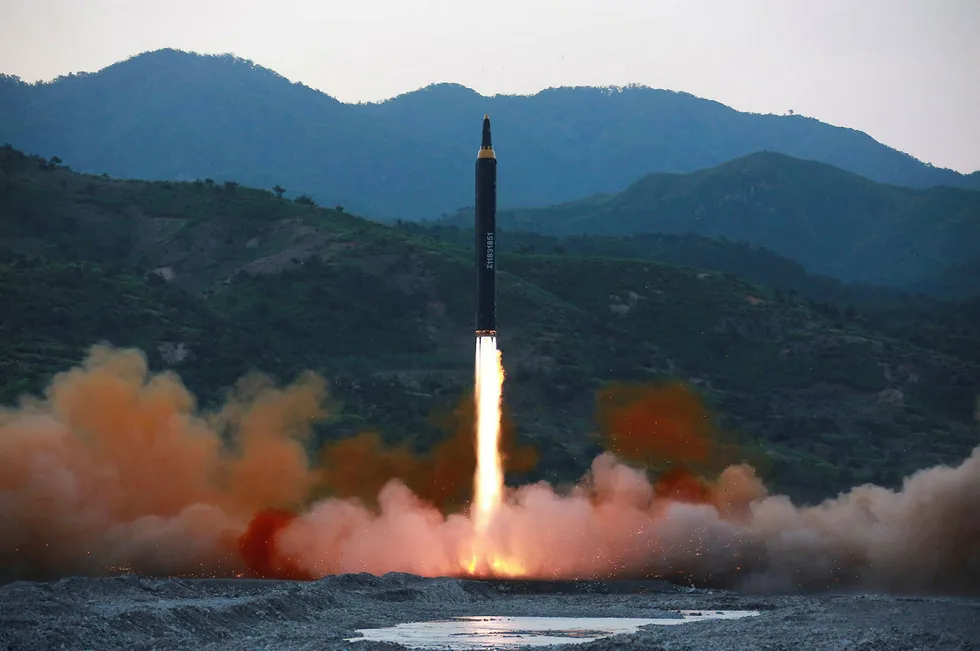 Foto datert 14. mai og som ifølge nordkoreanske myndigheter viser en Hwasong-12-rakett under prøveoppskyting. Foto: AP / NTB scanpix