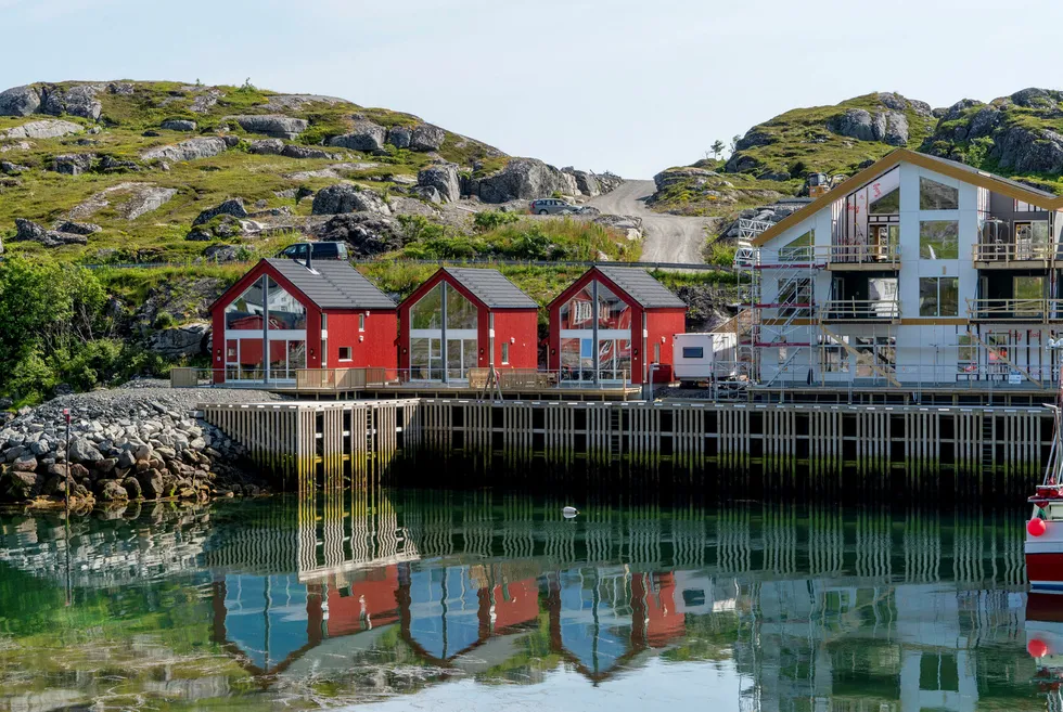 De to midterste nybygde rorbuene på Ballstad i Lofoten er blant nybyggene som leies ut via Airbnb.