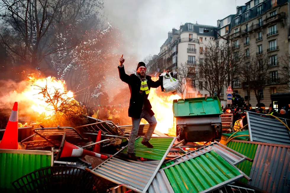 Bildet fra Paris i januar 2019 viser en demonstrant fra bevegelsen De gule vester. Forskere har beregnet at den sosiale uroen ble meget dyr for Frankrike.