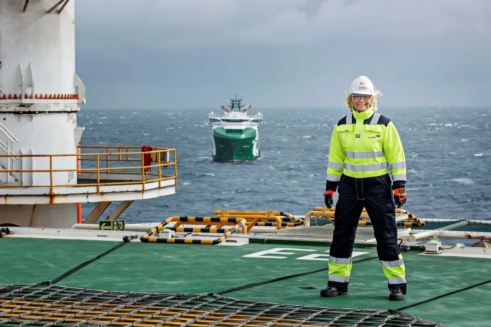 Kristin Færøvik, sjef for Lundin i Norge, er en av dem som krysser fingrene for et nytt storfunn. Tarva-brønnen på Frøyahøyden i Norskehavet er en av brønnene skal bores i år. Her er Færøvik på leteriggen Leiv Eiriksson i Barentshavet.