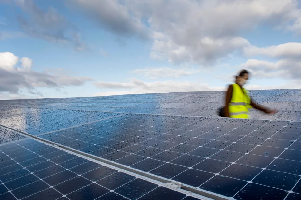 Frankrike er et av landene der Rystad mener det nå vil ta under et år å nedbetale investering i fornybar energi. Her fra en tidligere avfallsplass i Guignen i Frankrike, der selskapet Generale du Soleil (GDS) satte opp en solcellepark i 2020.