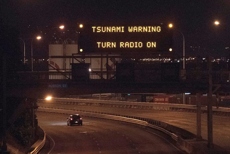 Et tsunamivarsel vises over State Highway 1 i New Zealands hovedstad Wellington etter at et jordskjelv rammet Christchurch på Sørøya søndag. Foto: Marty Melville/Afp/NTB Scanpix