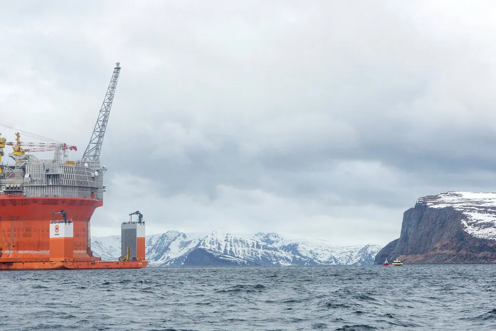 Nå starter kampen i regjering om hvor langt nord i Barentshavet det skal letes etter olje. Her er Goliat-plattformen på vei inn til Hammerfest, langt sør i havet.