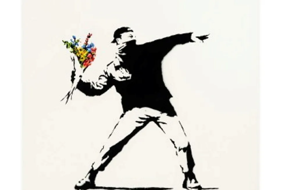 «Love is in the Air» fra 2005 er et av de sentrale og mest kjente verkene til Banksy, også kjent som «verdens mest berømte gatekunstner» og som har valgt å være anonym.