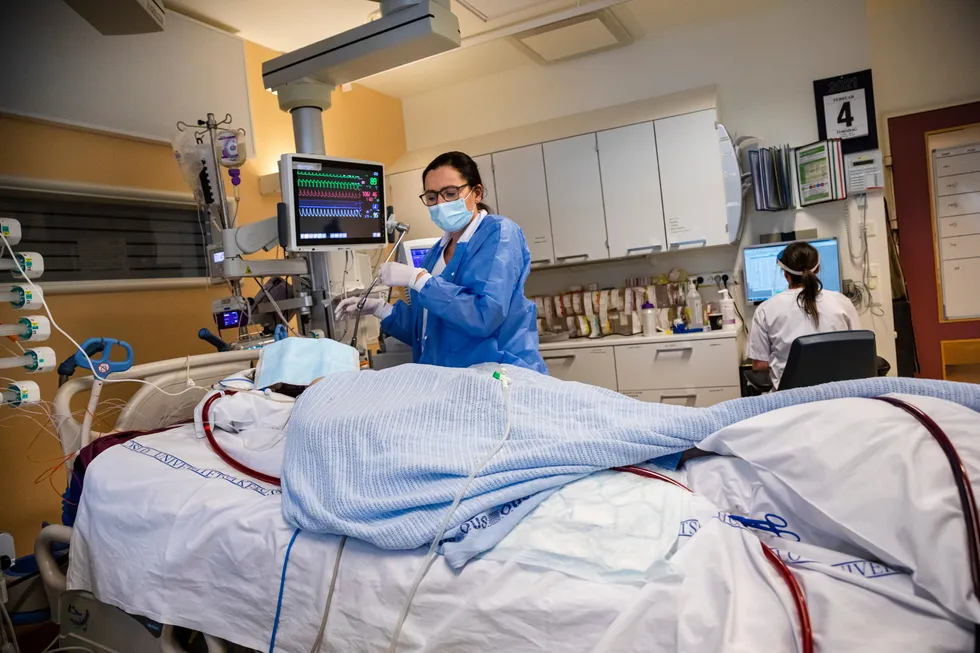 Intensivsykepleier Yngvild Skjellum behandler en pasient i koma for korona på intensivavdelingen ved Rikshospitalet.
