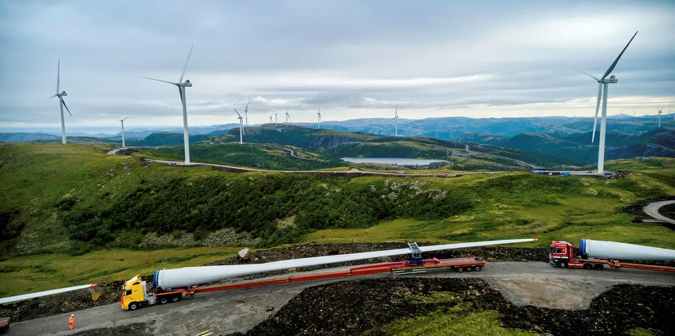 Roan vindpark er en del av Fosen-utbyggingen. Parken ble ferdig og satt i drift våren 2019. Parken har en installert effekt på 255,6 MW.