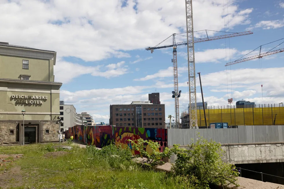 Oslo hovedbrannstasjon (i midten) bak gjerdene til byggeplassen til det nye regjeringskvartalet.