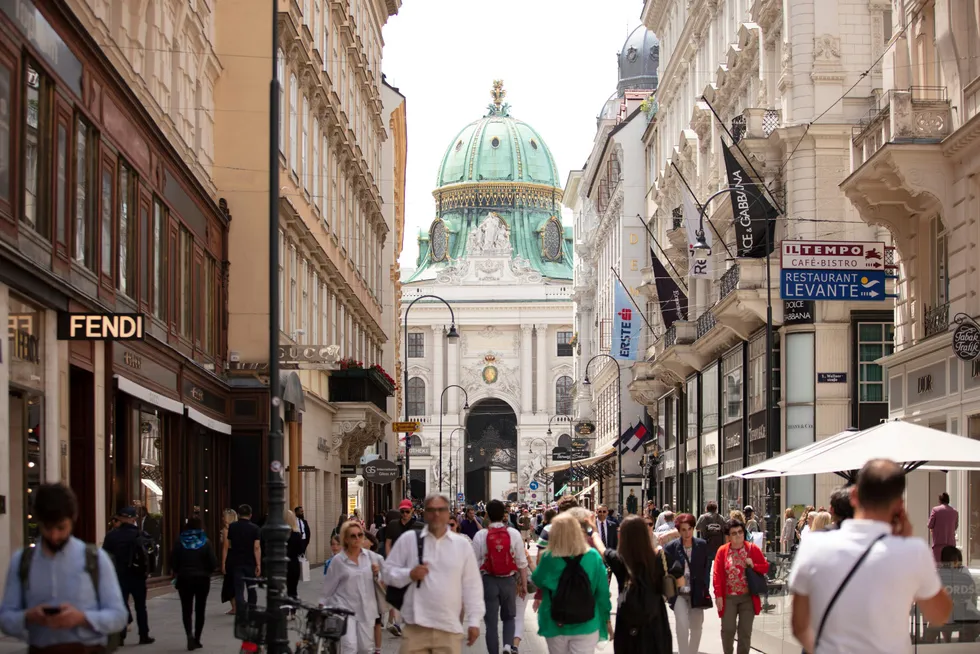 Inflasjonen i EU-landene kan nå et historisk høyt nivå på 8,3 prosent i 2022, spår EU. Her er folk på handletur i handlegaten Kohlmarkt i Wien i Østerrike.